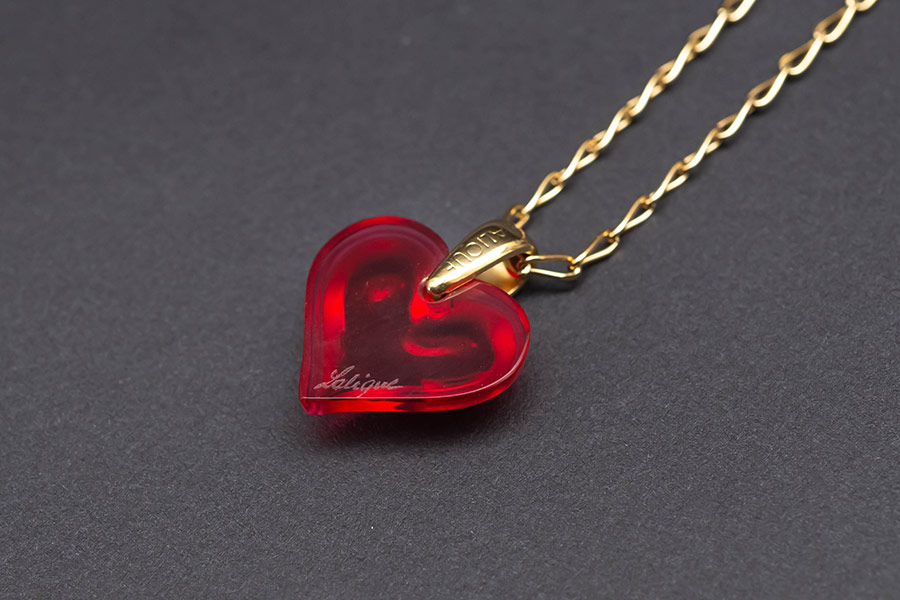ラリック クリスタル ハートペンダント（レッド）ゴールドチェーンを