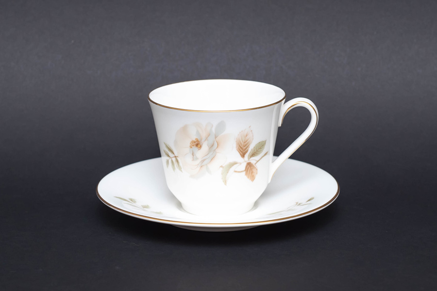 ロイヤル・ドルトン ヨークシャーローズ ティーカップ＆ソーサーを