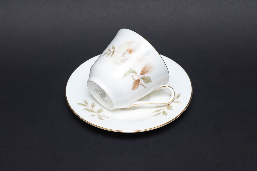 ロイヤル・ドルトン ヨークシャーローズ ティーカップ＆ソーサーを