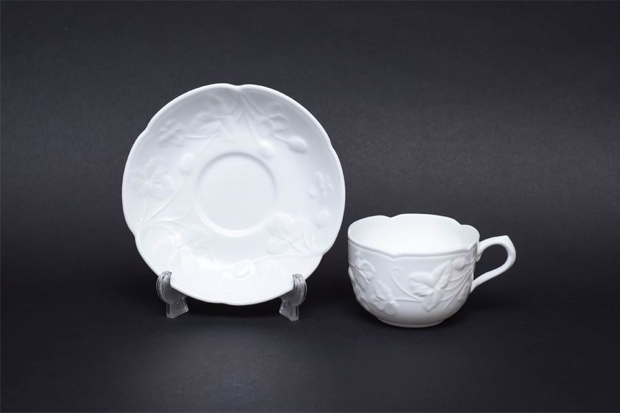 ミントン ヴィクトリアストロベリーホワイト ティーカップ＆ソーサーを