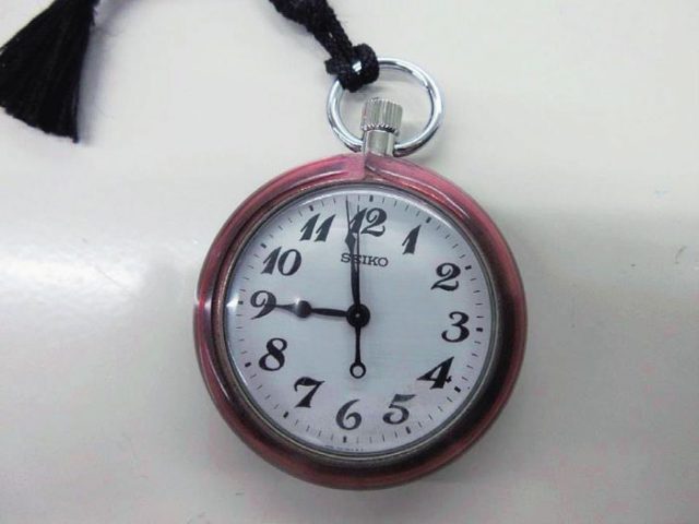 年間の平均遅延時間1.1分！ 新幹線の運転台に懐中時計が置かれる理由