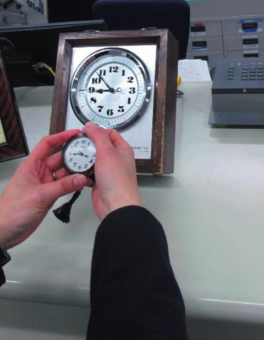 年間の平均遅延時間1.1分！ 新幹線の運転台に懐中時計が置かれる理由