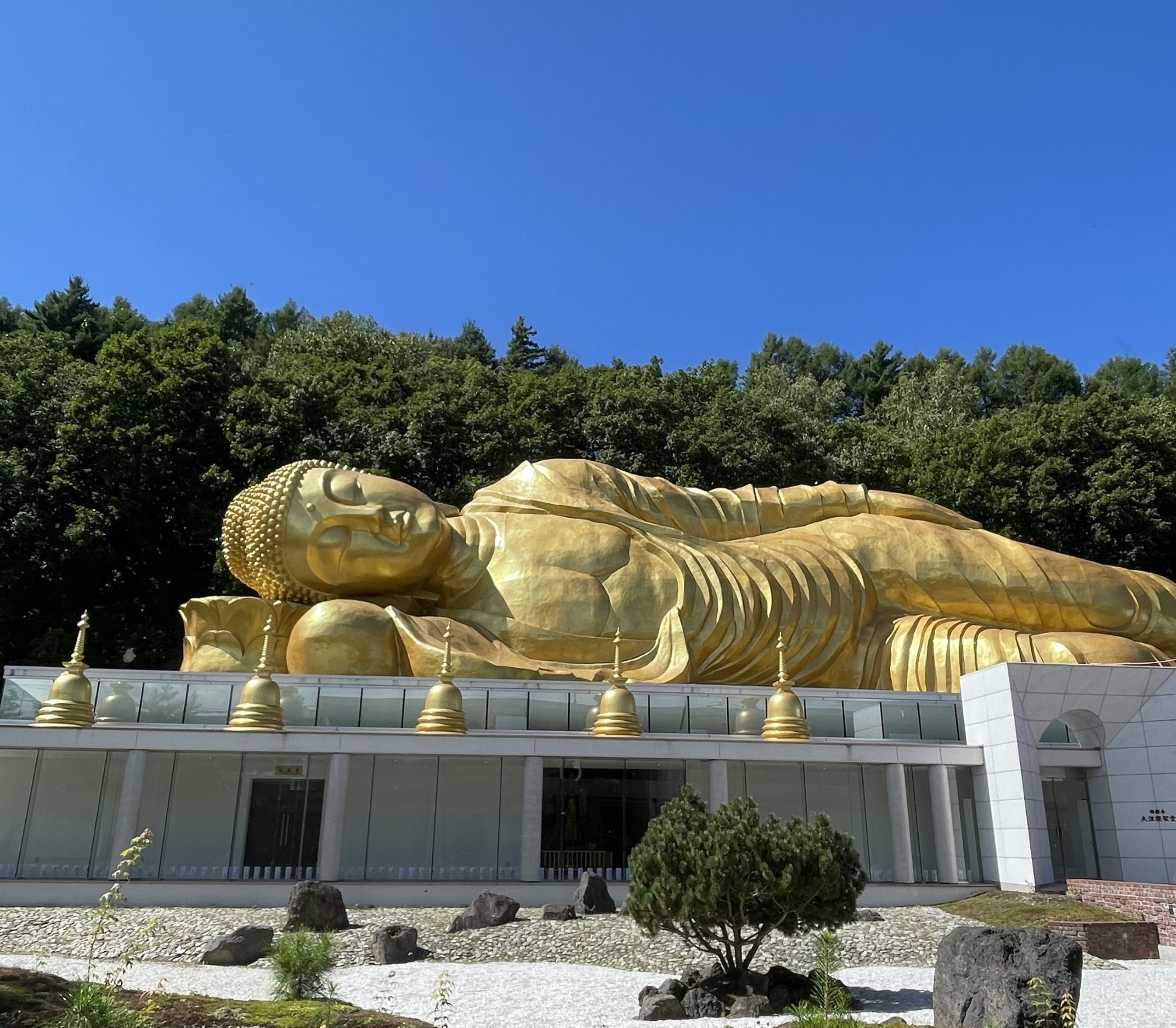 大空の下にゆったりと横たわる「佛願寺 札幌涅槃大仏」【アンヌ遙香の