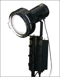 地表に降り注ぐ自然太陽光の全ての波長（300～2500nm）を放射する人工