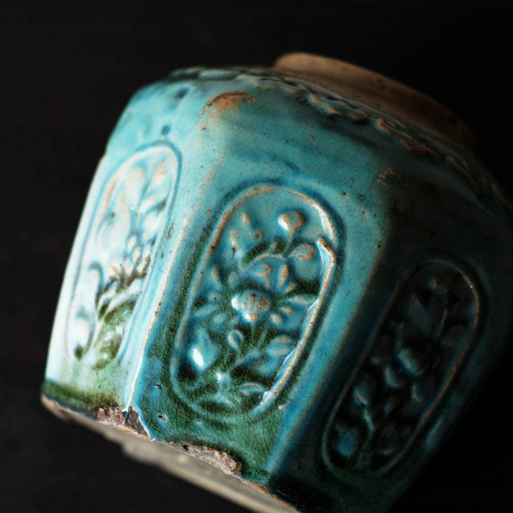 清朝 石湾窯 緑釉陽刻面取壺 | 骨董と詩学 Antique & Poetics | 蛇韻律