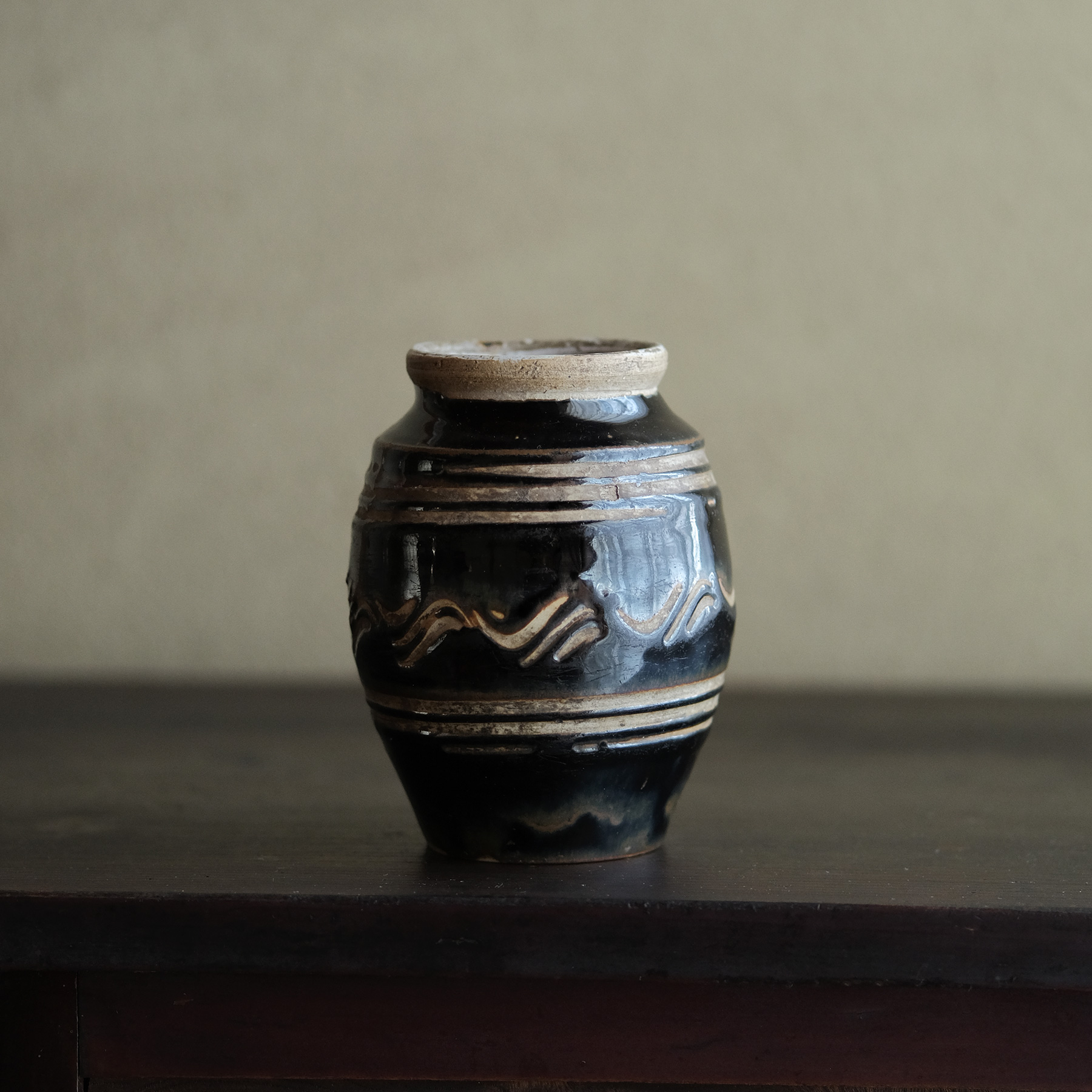 明朝 霊武窯 黒釉線彫水波文小壺 | 骨董と詩学 Antique & Poetics | 蛇韻律