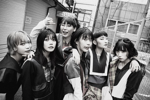 BiSH、初期衣装とアートワークをセルフ・オマージュした新ヴィジュアル