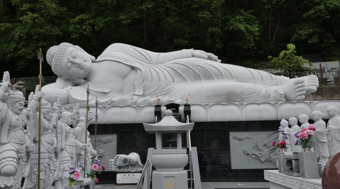 群馬・長野原町に佇む「涅槃像（ねはんぞう）」 郷土愛と祈りが込め