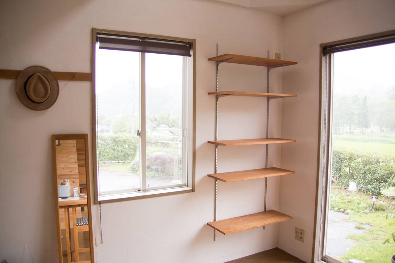 これなら簡単！棚柱を使って、DIYで壁に棚を設置しました。 | Simplife+