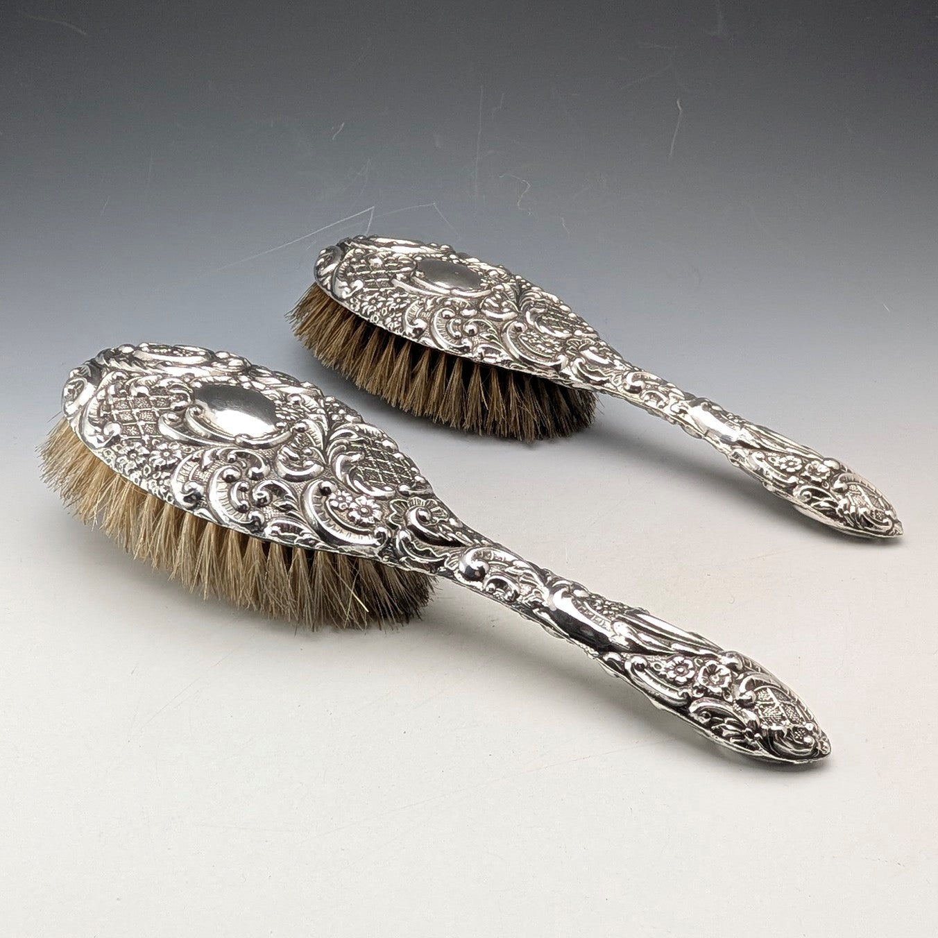 1910年 英国アンティーク 純銀装飾ハンドル ヘアブラシペア J&R