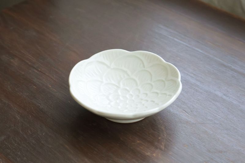 牡丹豆皿 / 阿部春弥 - うつわと暮らしの道具 sizuku