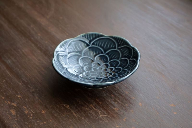 牡丹豆皿 / 阿部春弥 - うつわと暮らしの道具 sizuku
