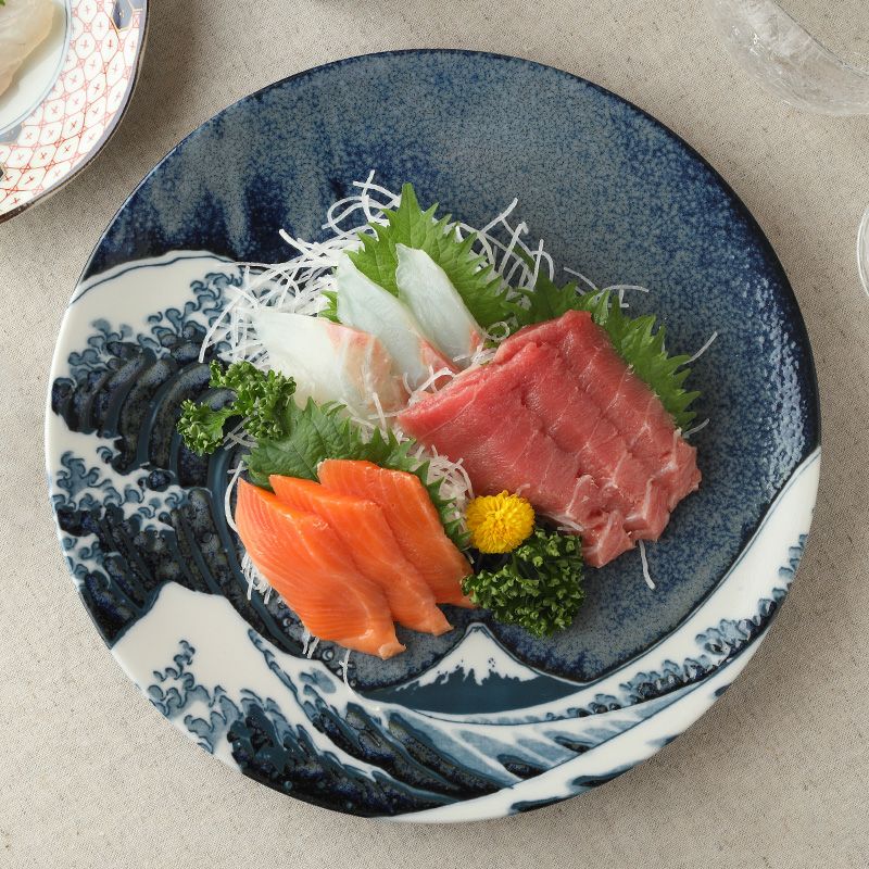 名画がダイナミックな印象を与える大皿