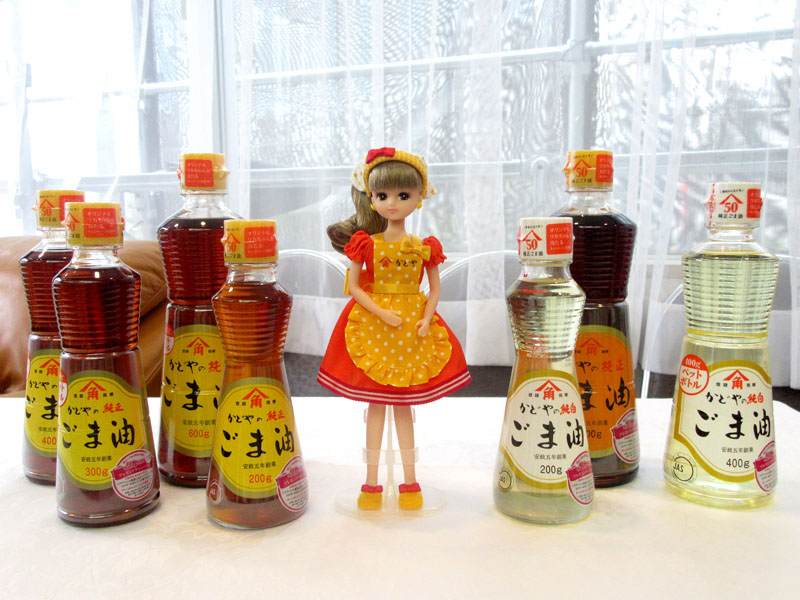 かどや製油「純正ごま油」 50周年記念「オリジナルリカちゃん