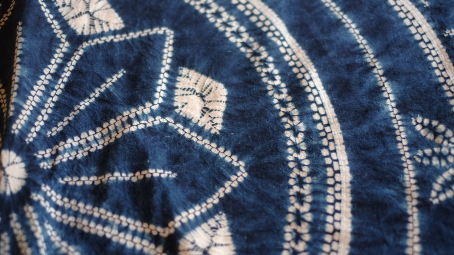 時代 中国 雲南省 絞り染め 藍染 風呂敷 大布 （20世紀） – 逢季荘