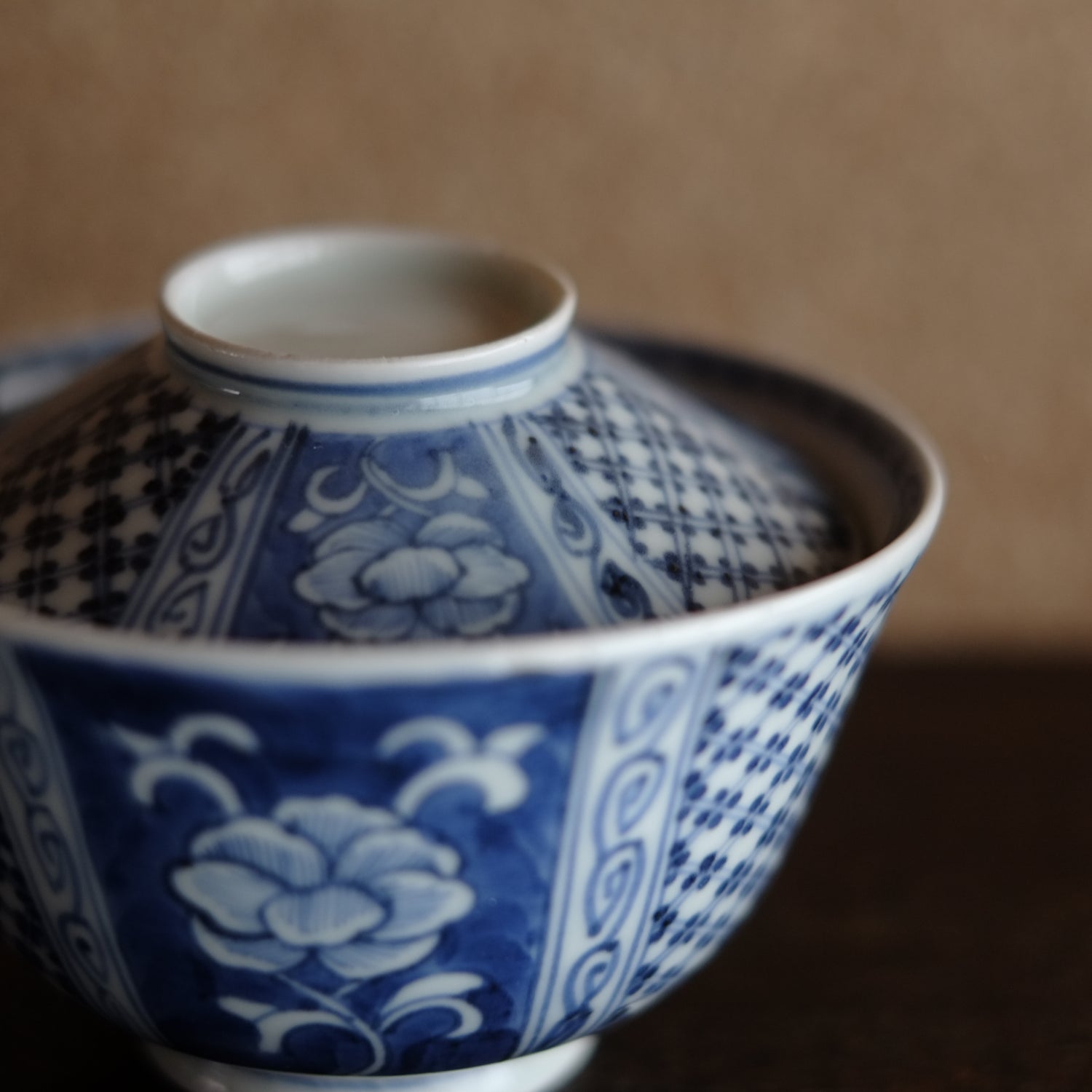 古伊万里 牡丹図 菱格子四弁花文 蓋付碗 (江戸後期) – 逢季荘