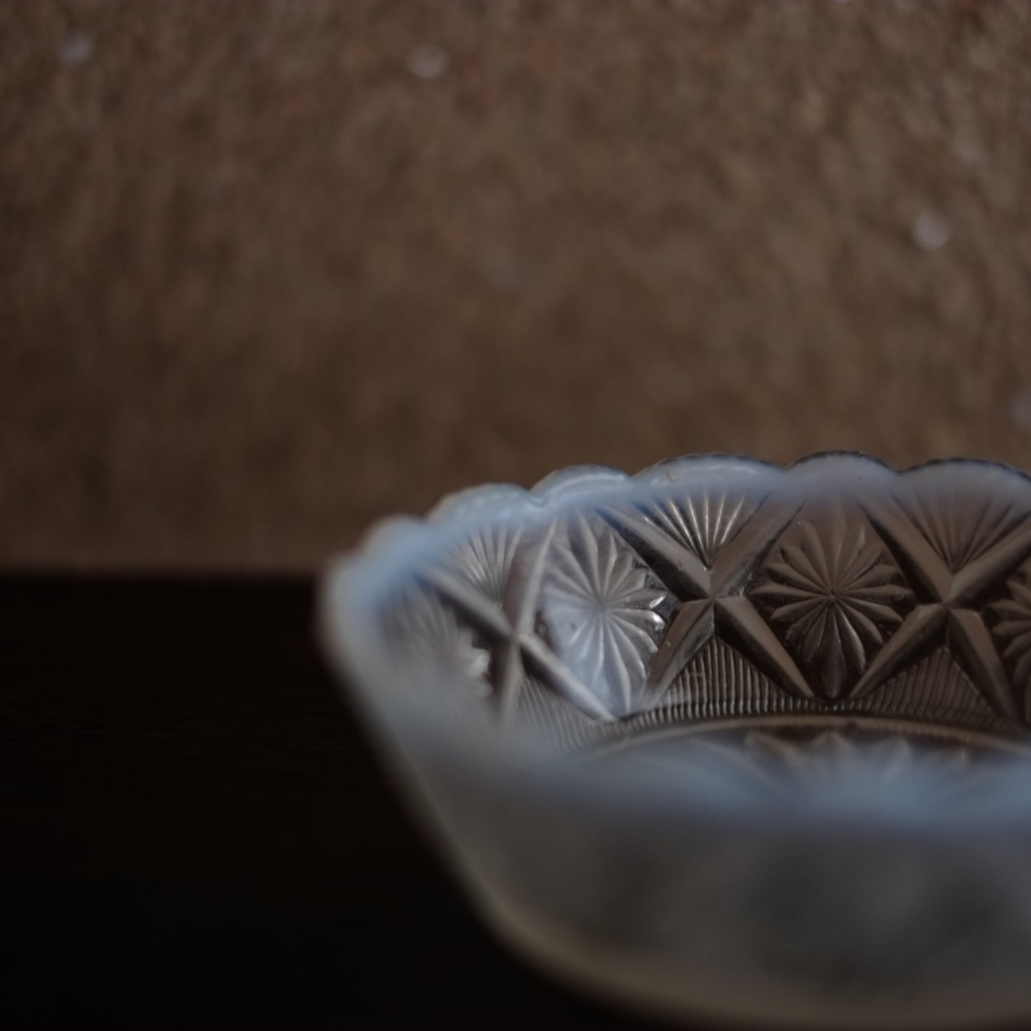 時代 乳白縁輪花 プレスガラス 深皿 (明治-大正期) – 逢季荘