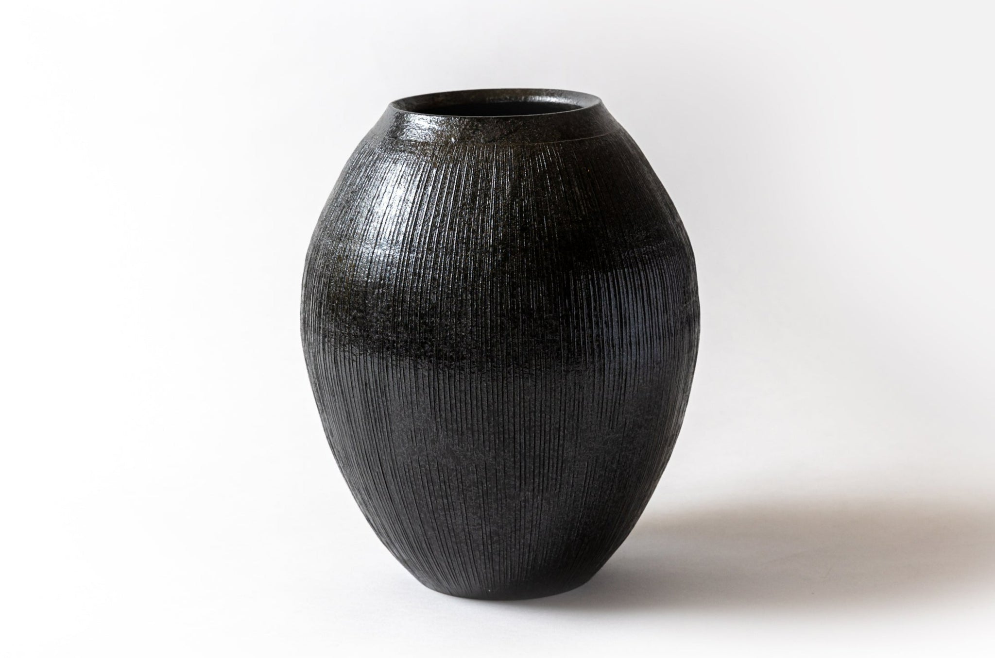 萩黒彩線彫壺 | artrip山口