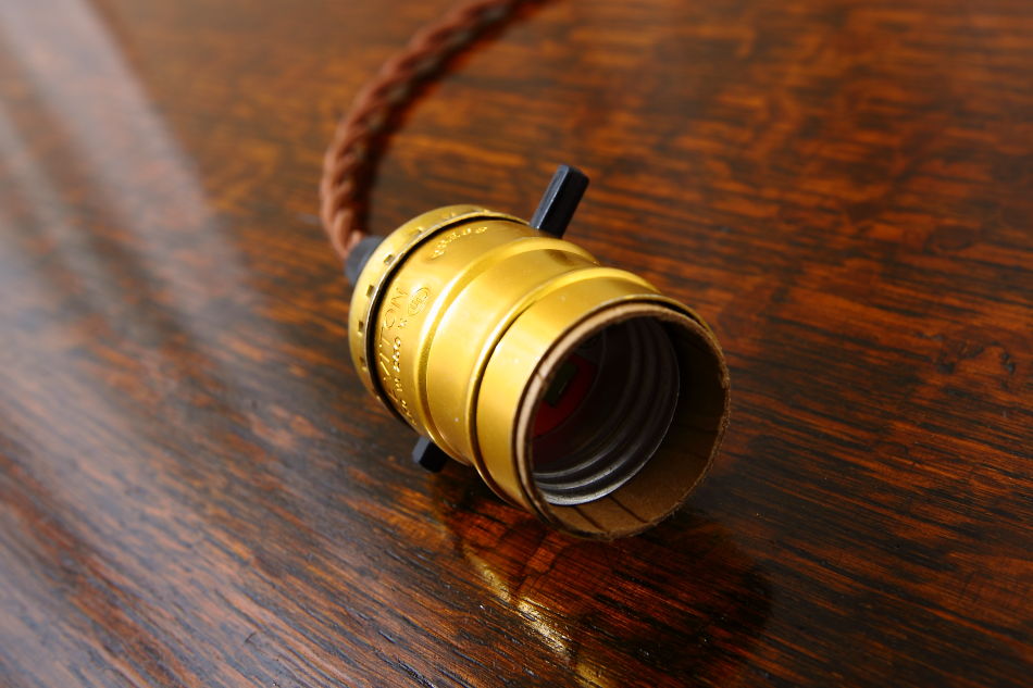 レビトンLEVITON プッシュスルー ブラスE26ソケットランプ