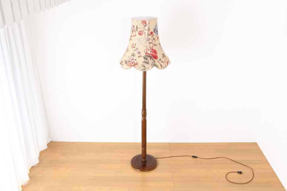 ソリッドビーチ フルーティングターンドピラースモールフロアランプ