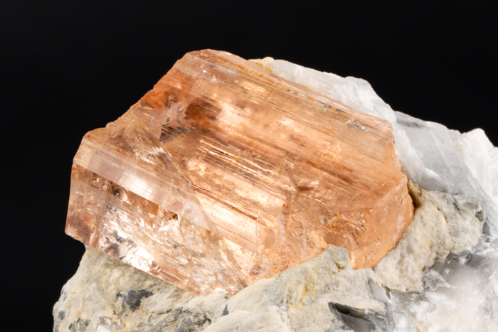 高品質 パキスタン・カトラン産 インペリアルトパーズ 母岩付き原石