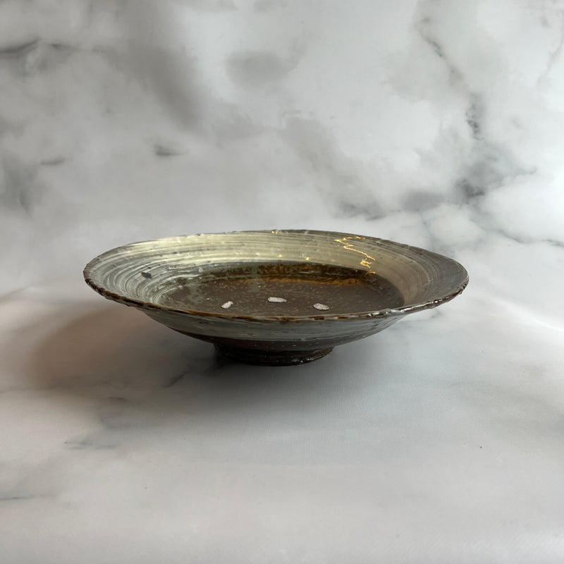 刷毛目 7寸浅鉢｜作家 額賀 円也 – nokaze｜陶器、和食器、うつわの通販