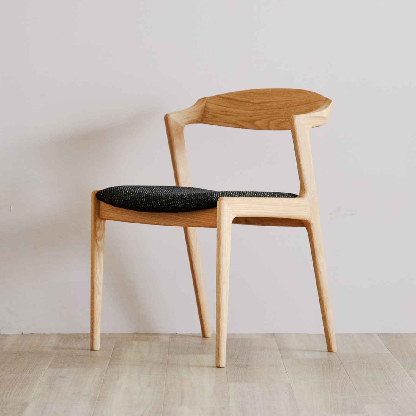 ユナ セミアームチェア | シキファニチア(SIKI) | リグナテラス東京