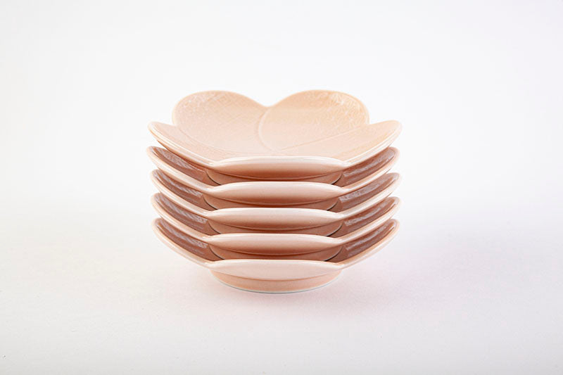 錦白銀彩祥瑞【捻り梅形皿・中】 ピンク｜有田焼なら賞美堂本店