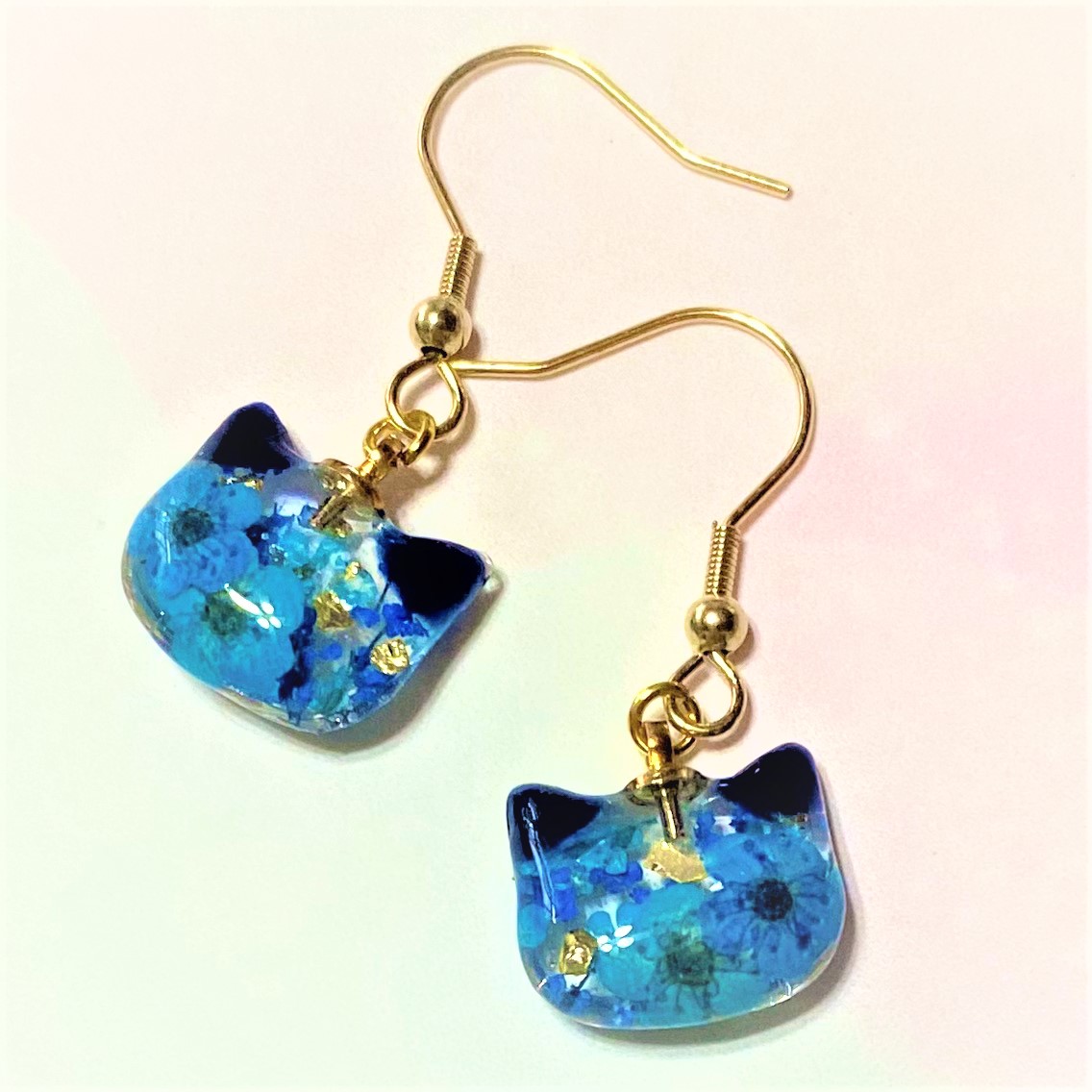 ドライフラワーのねこちゃんピアス 猫顔型 レジン フック アレルギー