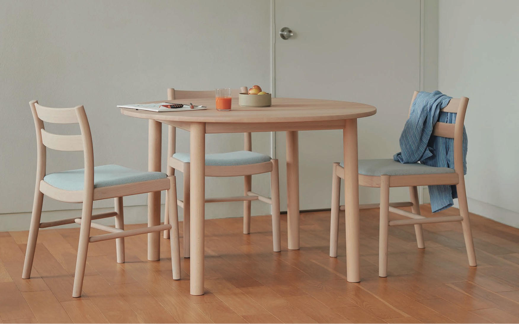 カリモク家具（KARIMOKU FURNITURE） カリモク 食堂椅子（張座