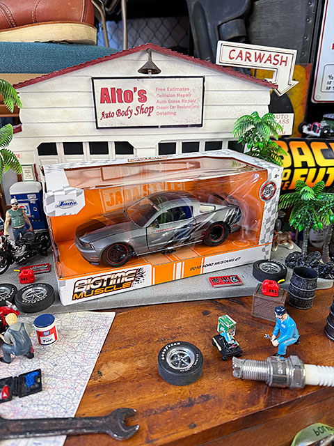 Jada 2010年 フォード マスタング GT ダイキャストミニカー 1/24