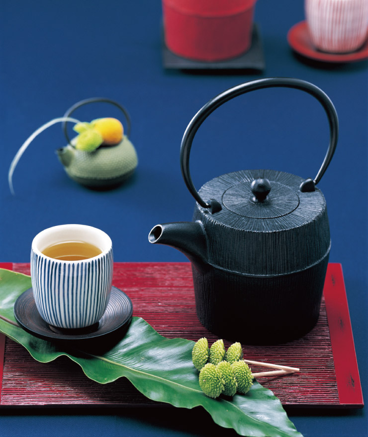 岩鋳（IWACHU） 朝日 鉄瓶 黒 450ml 茶こし付き 藍花 南部鉄器 南部