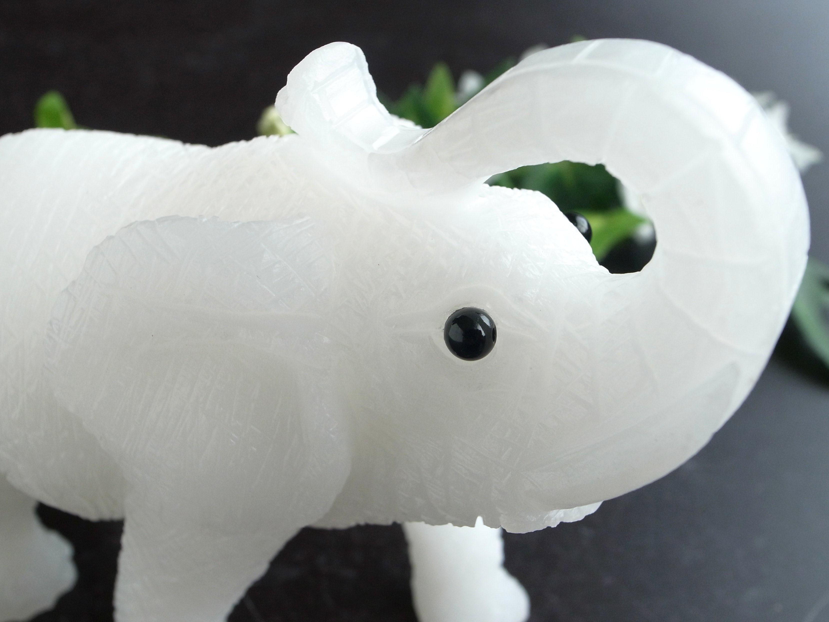 幸運の象徴 天然石 漢白玉 ゾウ 彫刻置物 最大幅約112mm 重さ421g 1点