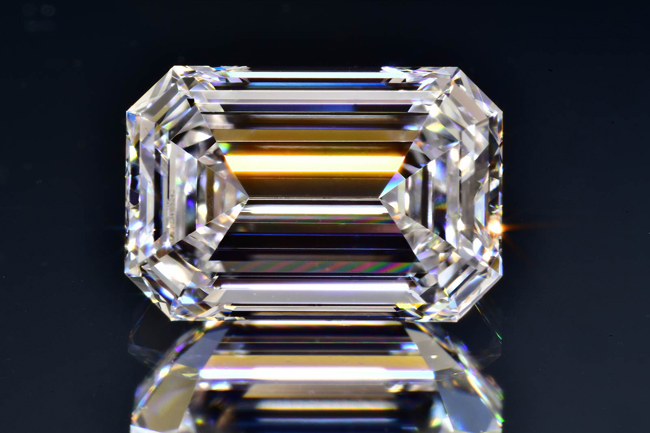 タイプ2A エメラルドカット ダイヤ ほぼ0.6カラット Dカラー 最高品質