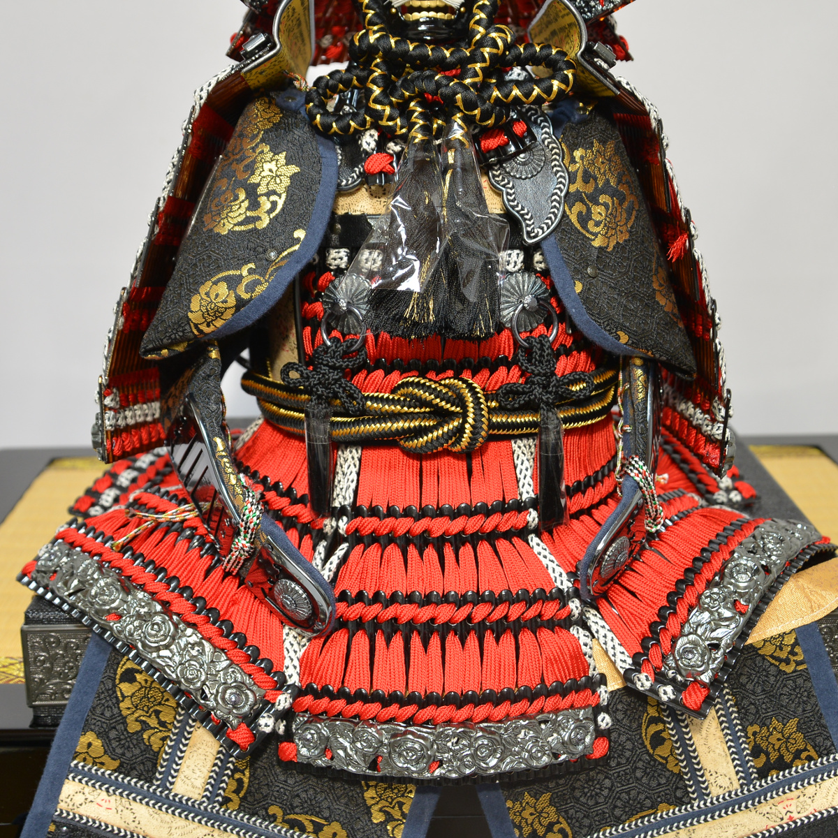 五月人形 収納鎧飾り 龍玉作 12号 黒地金赤縅鎧 : 人形の三信 - 通販