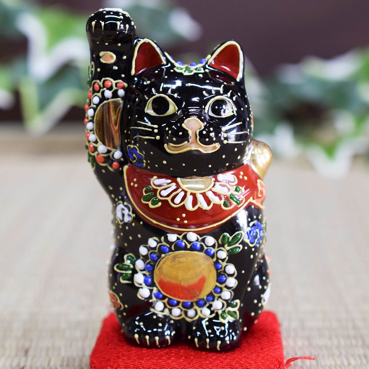 九谷焼 招き猫 置物 風水 左手 招き猫 黒盛 座布団付 : 和座倶楽部
