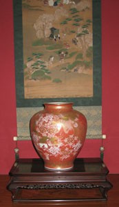 九谷焼 【伝統工芸名工】花瓶 陶器 本金赤牡丹孔雀 錦峰作 (限定品