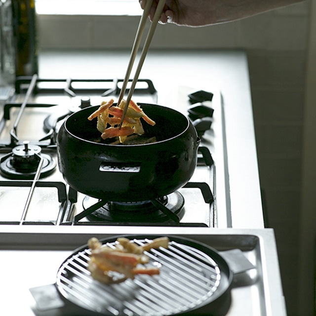 ツレヅレハナコ × オレンジページ ふたつき鉄製揚げ鍋・18cm:オレンジ