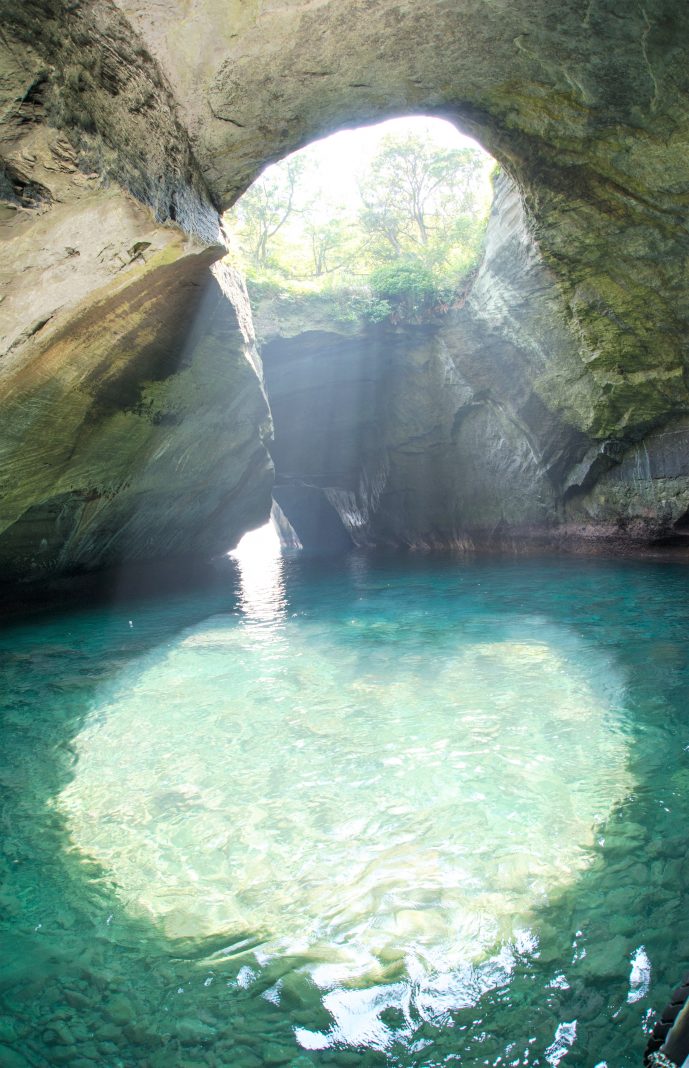 神秘の世界へご案内！エメラルドブルーに魅了される堂ヶ島天窓洞