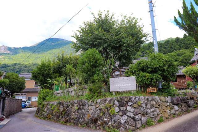 大自然に佇む築120年の古民家、ガラス工房『YANEURAglass』で四季折々