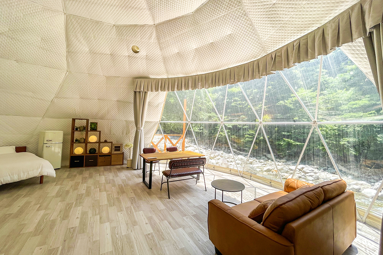 滋賀の秘境で清流に癒やされる『リバーサイドグランピング ナッツ