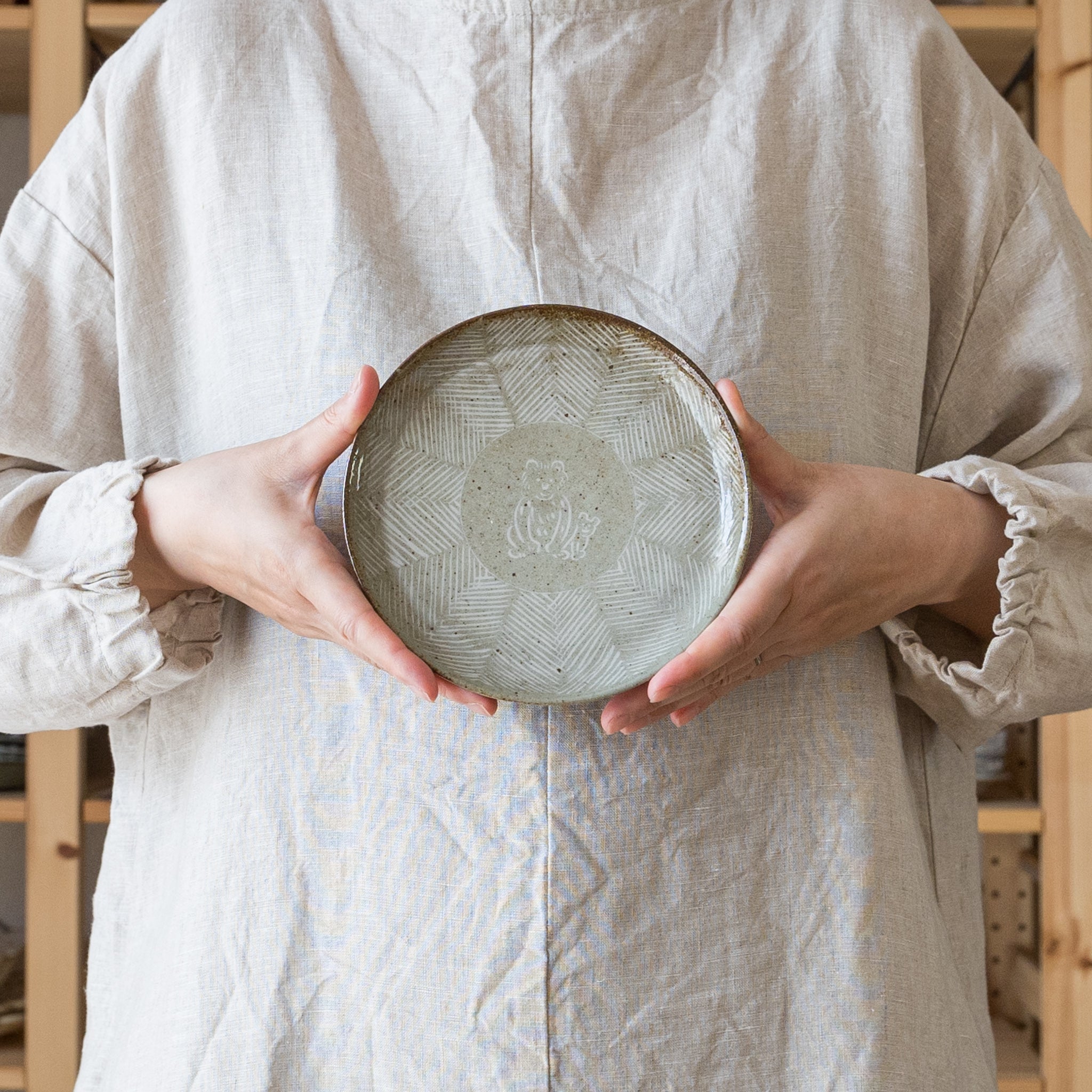 作家 濵田綾音 クマの親子5寸平皿 グレー｜器の通販 四季折折 – 四季