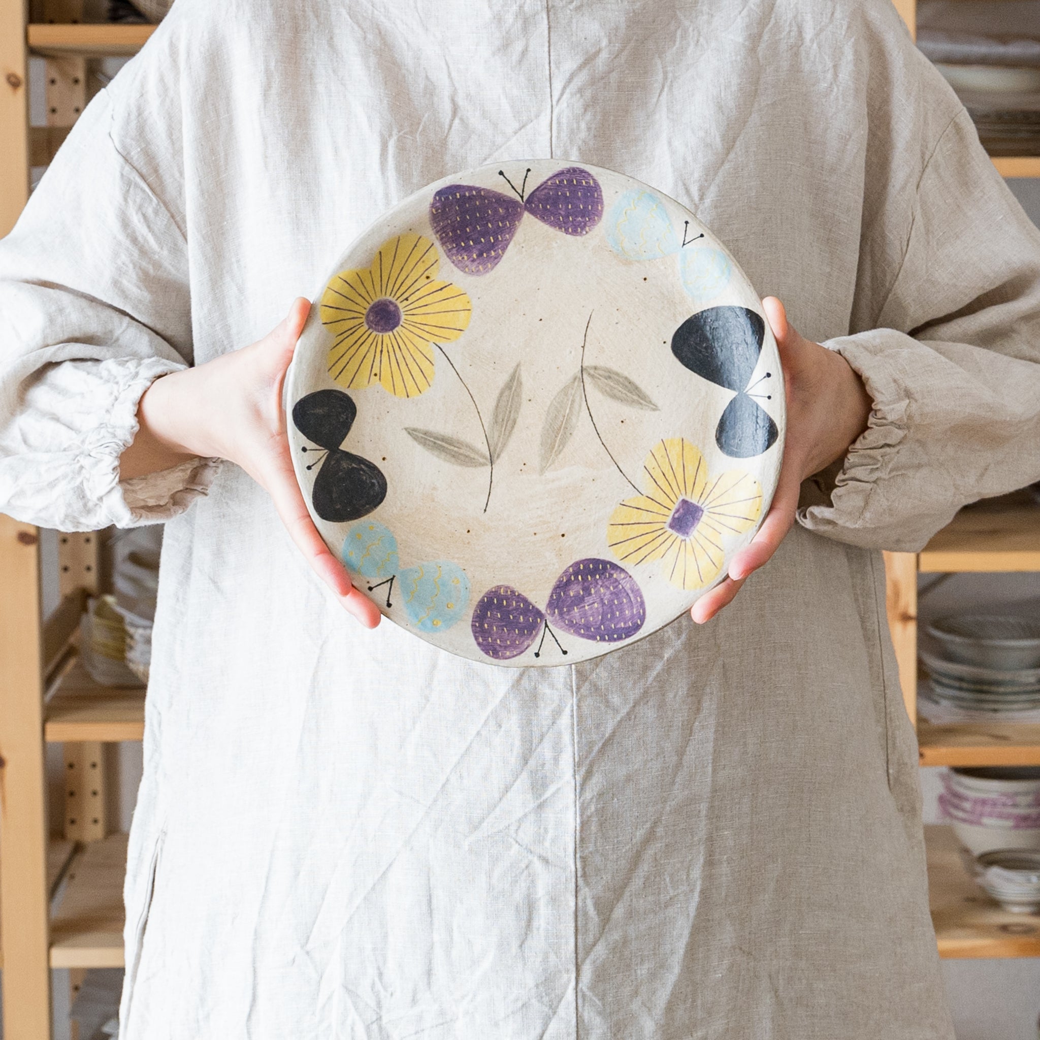 作家 森野奈津子 色化粧 丸皿 大 お花 ちょうちょ｜和食器通販 四季折