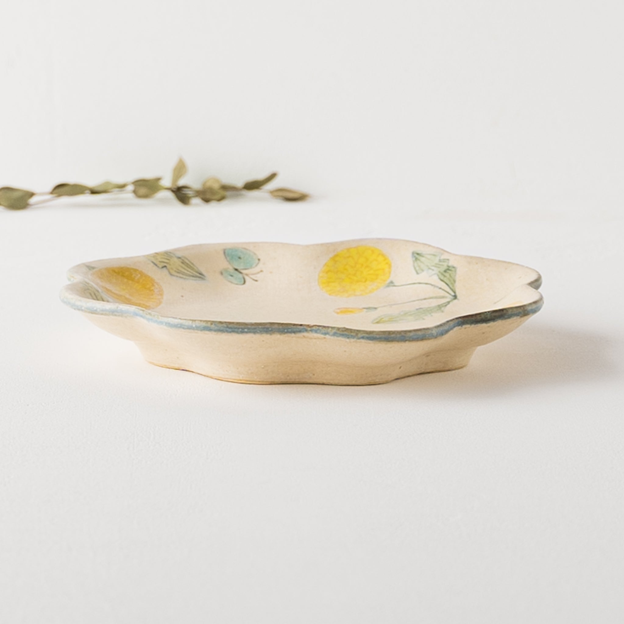 作家 森野奈津子 たんぽぽ 花型皿 中｜和食器通販 四季折折 – 四季折折