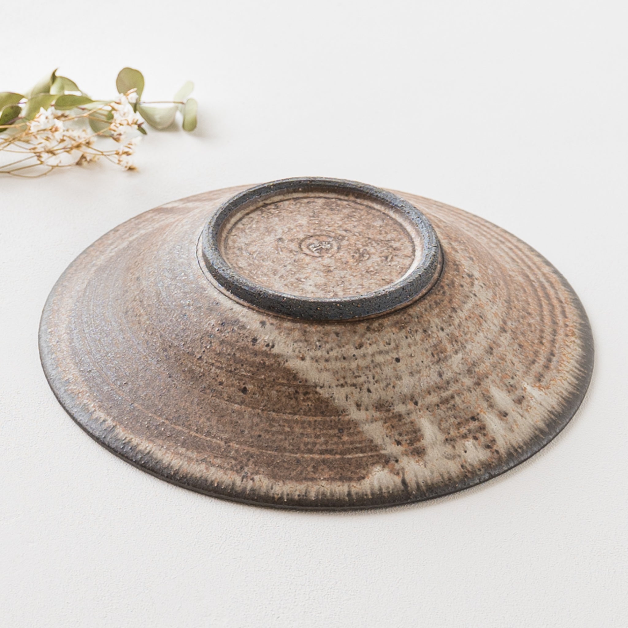 作家 山本雅則 しのぎ リム皿 8寸 白｜和食器通販 四季折折 – 四季折折