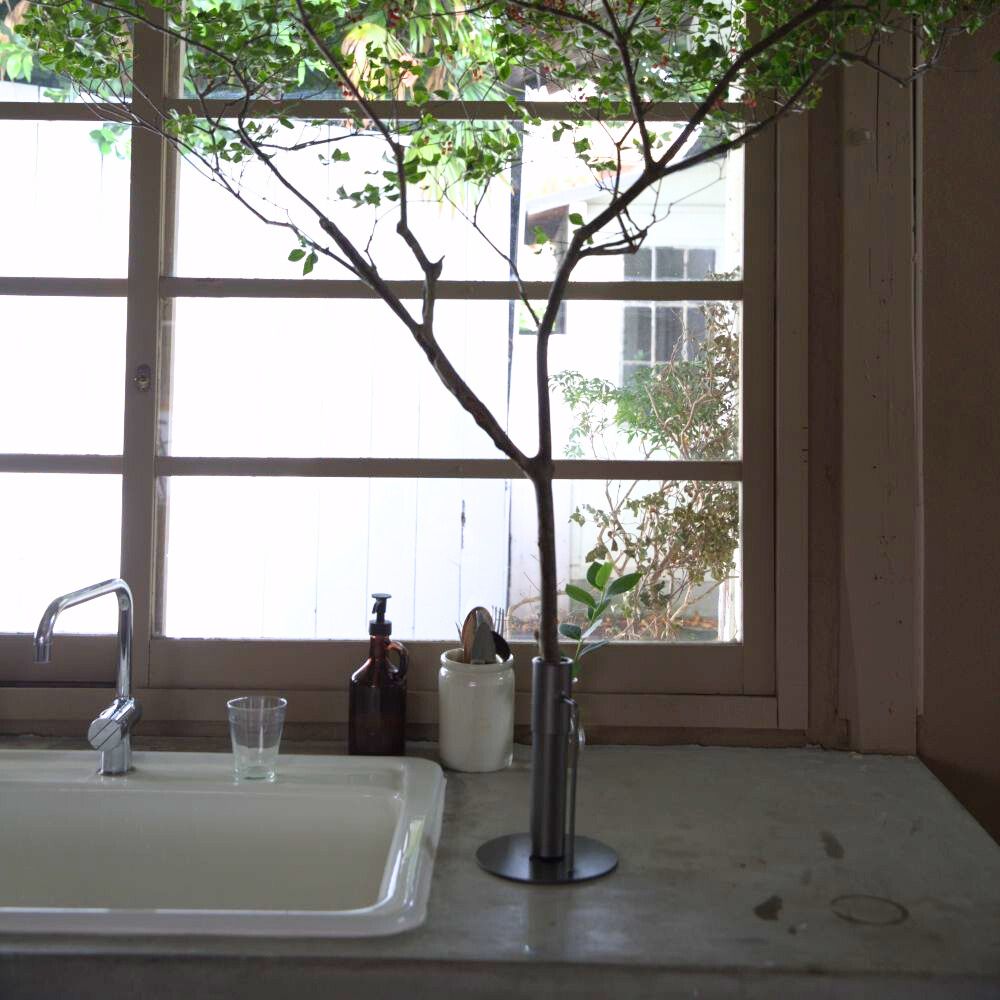 大きな枝ものを活けて飾れるアイアンスタンド(S) | shesay(志成販売