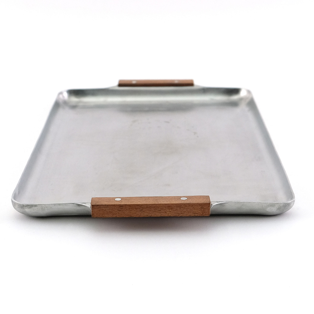 ノスタルジックな木の持ち手のアルミトレー(S) | shesay(志成販売
