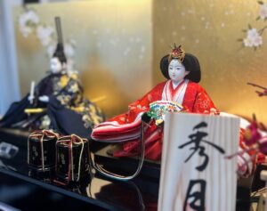 お子様の健やかな成長を願う秀月オリジナルの上品に美しいお雛様