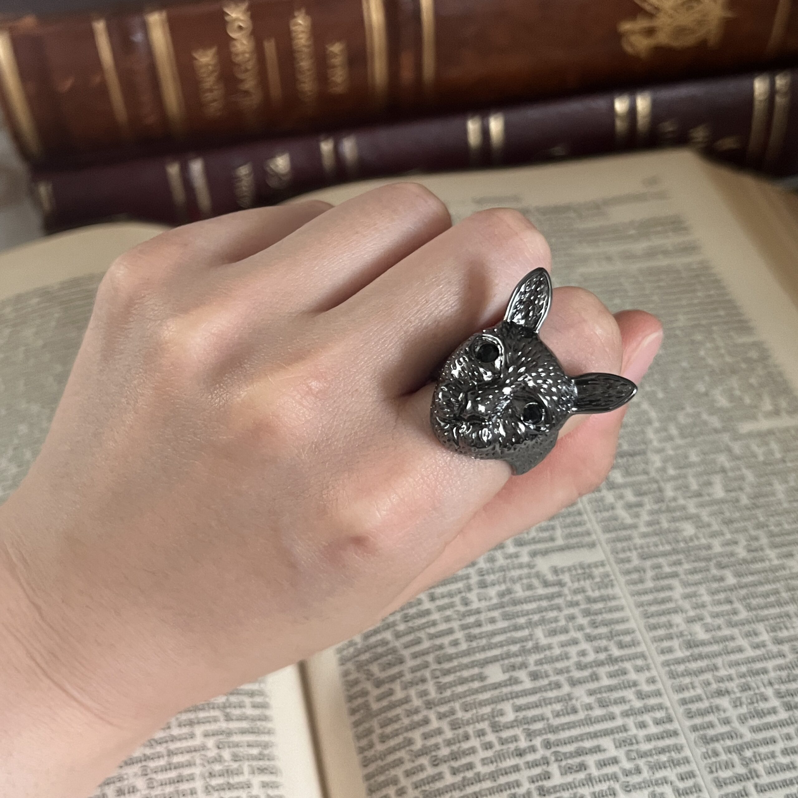 ブサ猫のリング | 博物と古物の奇妙な雑貨店 シュレディンガーの猫