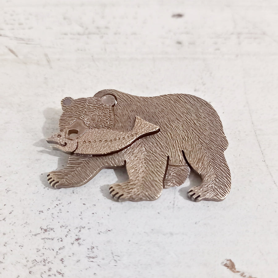鮭くわえ熊ブローチ – 創房 BRASS LIFE-真鍮のある暮らし-